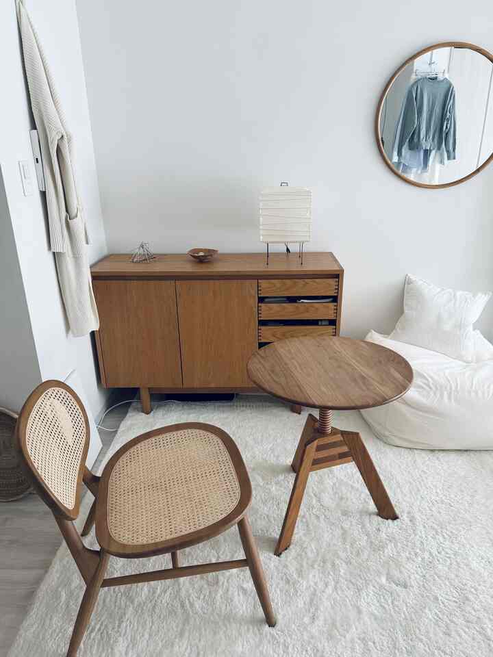 キャビネットの上は
気分でディスプレイを変えていて
今はランプと小石と、ワイヤーアート。
ワイヤーアートは関昌生さんです。

よく聞かれるキャビネットは、unicoのもの。
販売終了品なのでご紹介できないのですが
オーク材の素敵なキャビネットです＾＾

#ディスプレイ
#作家モノ
#ワイヤーアート
#オブジェ
#キャビネット