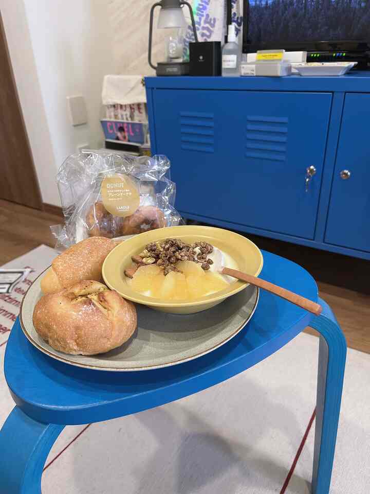 青いスツールとキャビネットがあるおうちカフェの空間、パンとシリアルが置かれた居心地の良い雰囲気のインテリア