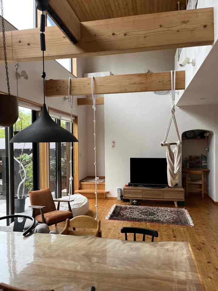 最近はハンモックチェアをぐるぐる巻いて
短くして座るのがお気に入りの様子👧

#ハンモックチェア
#木の家
#無垢フローリング