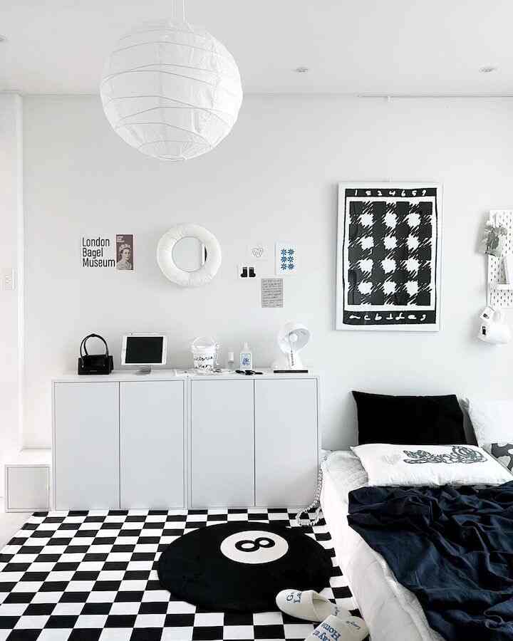A bedroom adorned with black and white. ⚫⚪✨ #BlackAndWhiteDecor #MonochromeStyle #InteriorInspiration