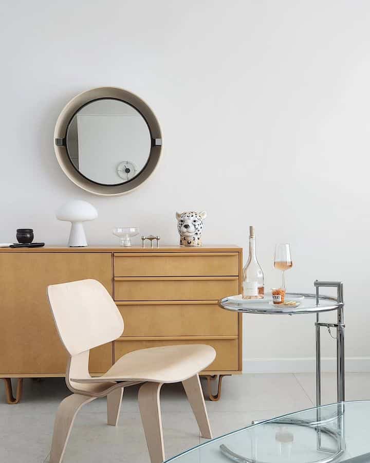 After finishing cleaning, it's time for a glass of wine. 🍷✨ #WineTime #RelaxationMode #InteriorInspiration