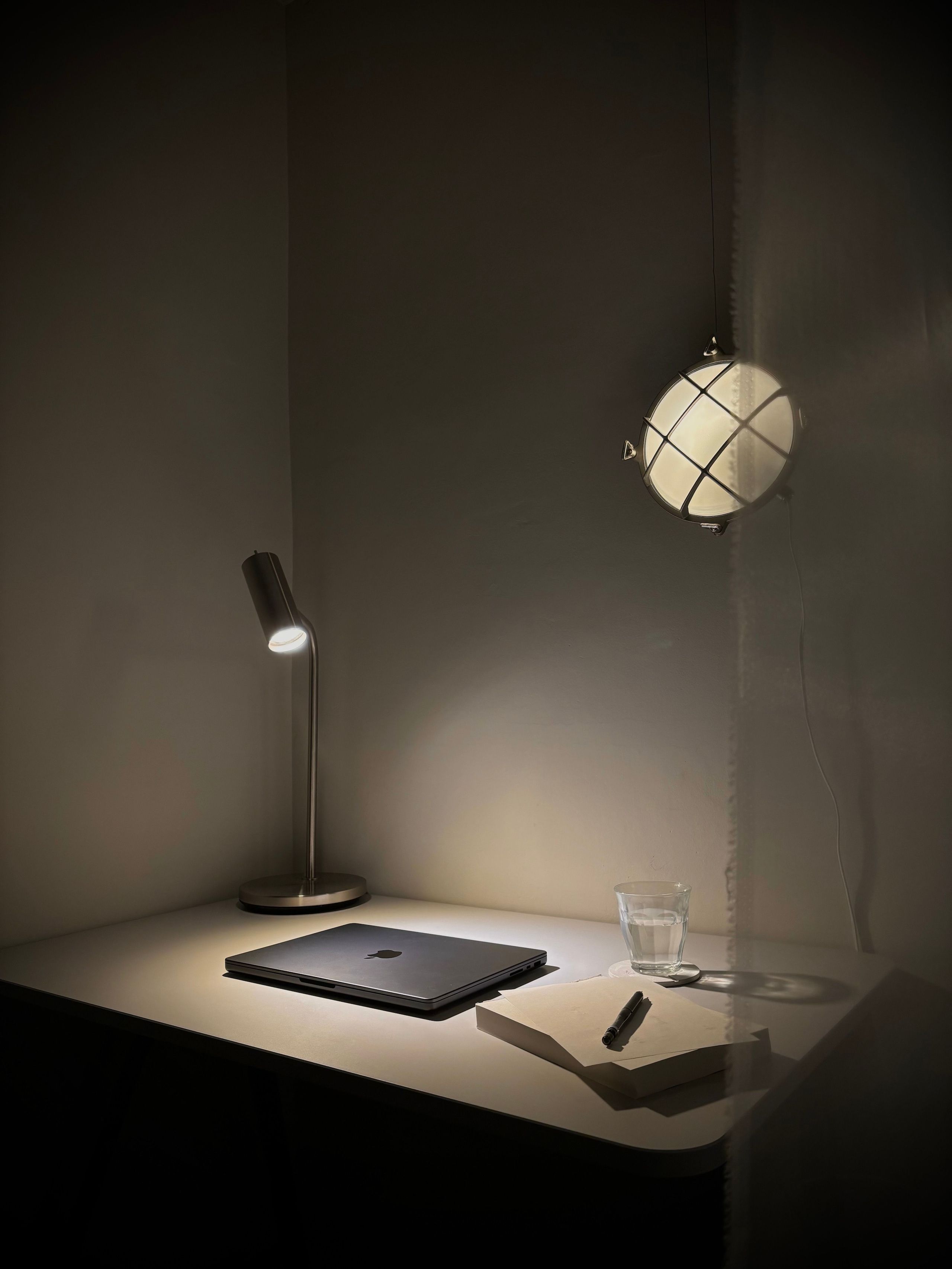 IKEA イケア GLADHÖJDEN グラードホイデン IKEA's Minimal Standing Desk Review! - GLADHÖJDEN - YouTube