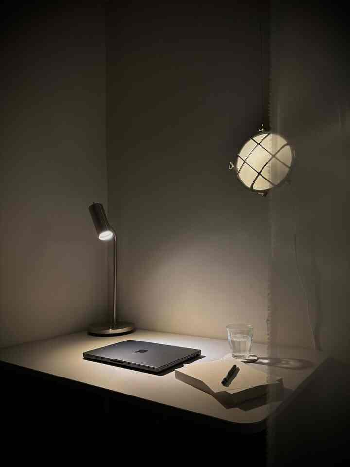 最近のワークスペース。潜水窓のような照明はCEROTE ANTIQUESで見つけた掘り出し物。TOAで買ってきたチュール布を垂らして緩く仕切ってます。
#IKEA #ワークスペース #TOA 