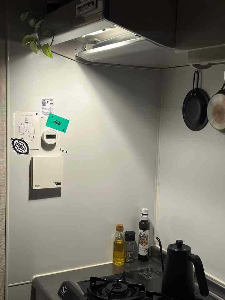 なるべくなら隠したい、
生活感の出ちゃう「給湯器スイッチ」

Ohouseさんにいただいたレターに
台紙をつけてカバーにしました◎
はぁスッキリ✨

#給湯器スイッチ隠し