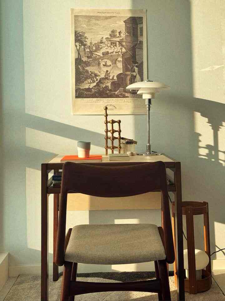 Getaran vintage di ruang kerja. 📇✨ #VintageWorkspace #RetroOffice #WorkspaceInspiration