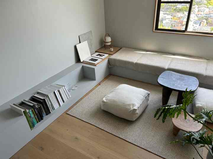 季節も変わってきたので窓際をレイアウト変え◎
風も気持ちよく、空調もいらないこの時期は、日の当たる場所で柔らかな光を浴びながら本や雑誌を読む時間は幸せです。今日は新作のarkjournalを📖

#リビング
#コージー
#窓際
#造作ベンチ
#スチール
#セヌフォ族
#santaandcole
#arkjournal
