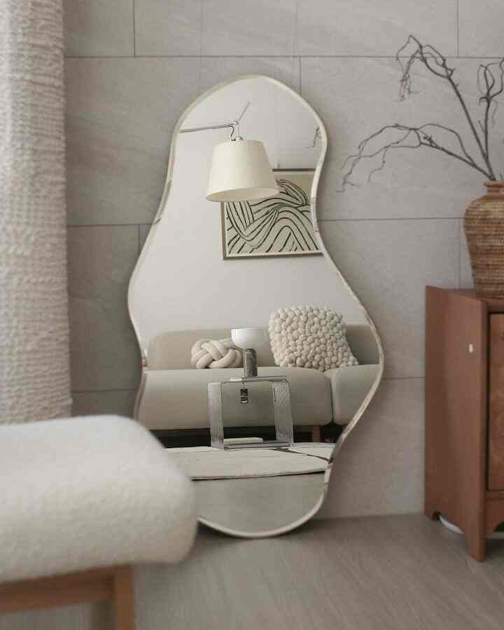 Menambahkan titik fokus hanya dengan satu cermin 🪞✨ #MirrorAccent #SpaceEnhancer #InstaDecor