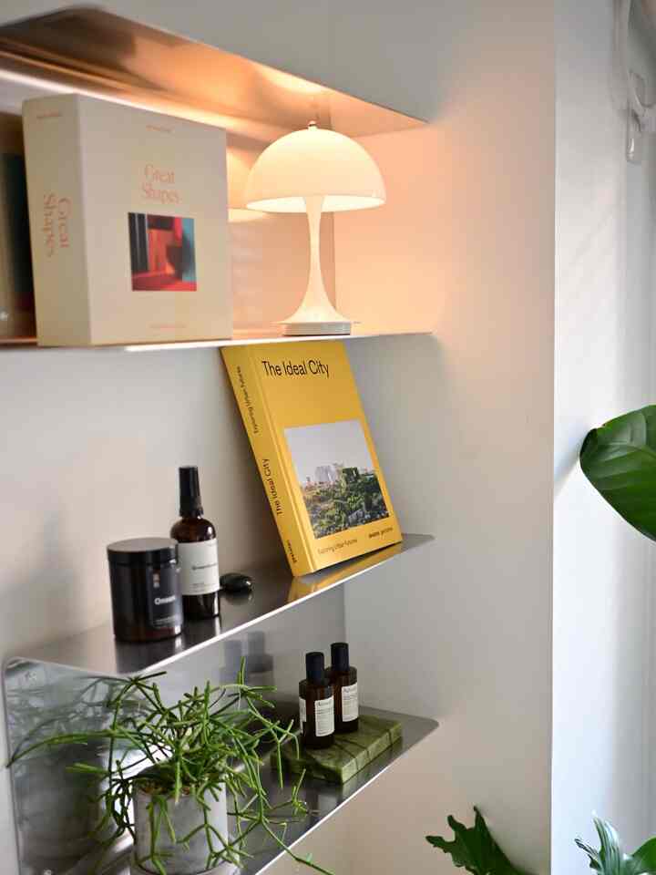 アルミのウォールシェルフを導入。さっそく手持ちのアイテムでディスプレイを楽しんでいる💡
#ウォールシェルフ #ディスプレイラック #ウォールデコ 