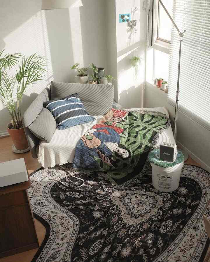 Arranging the sofa diagonally and adding an irregular rug 🛋️✨ #DiagonalSetup #IrregularRug #LivingRoomStyle