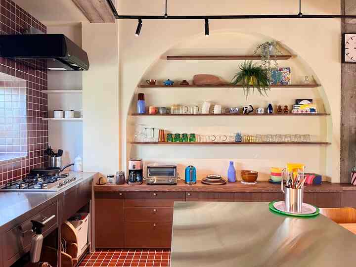 #キッチン #キッチン家具 #キッチン小物 #キッチン飾り #キッチン照明 #キッチン収納 #キッチン雑貨 #キッチンインテリア {8 # Ubin} #タイルの床 #リノベーション #一戸建て #一戸建てリノベ #カラフル #カラフルなインテリア #ミッドセンチュリー #midcentury  #TESAMMANS #食器 #食器棚 #グラス #colorful #colorfulinterior #renovation #kitcheninterior