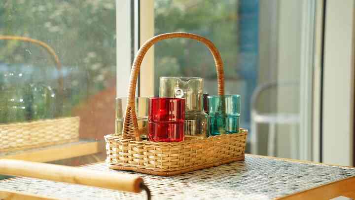 光が入るところが最高に映える！
置き方考え中🤔


#サーラホペア 
#ヌータヤルヴィ 
#ヴィンテージ  
#グラス 
#ガラス小物 
#北欧 
#北欧インテリア 
