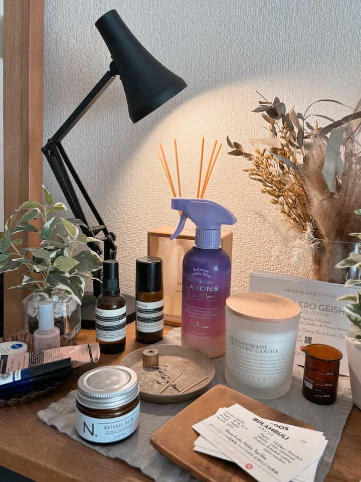 お気に入り小物を置いた、ディスプレイコーナーです😊
・
#1kインテリア #ナチュラルインテリア #賃貸インテリア #ひとり暮らし #間接照明 #間接照明のある暮らし #灯りのある暮らし #レコードのある生活 #レコードのある暮らし #cozyroom #myroom #丁寧な暮らし #好きなものに囲まれた暮らし #インテリア雑貨 #roomtour #ルームツアー #リセノと暮らす #かなでもののある暮らし #unicoのある暮らし #壁面インテリア #ソファー #interior #テーブルライト #フロアライト #グリーンのある暮らし #ドライフラワーのある暮らし #ヴィンテージラグ #日常を切り取る #日常の風景 #無印良品のある暮らし 