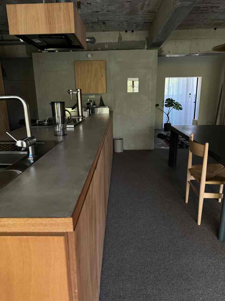 A kitchen counter that's never tidy unless guests are there

#Apartment renovation
#Exposing the structure
#Carpet
#Life with art
#Custom-made kitchen
#Mortar