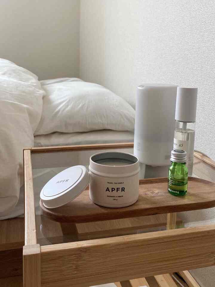 ベッドサイドテーブルにはいい香りのアイテムたちを置きたくなる。
#寝室小物 #アロマキャンドル 