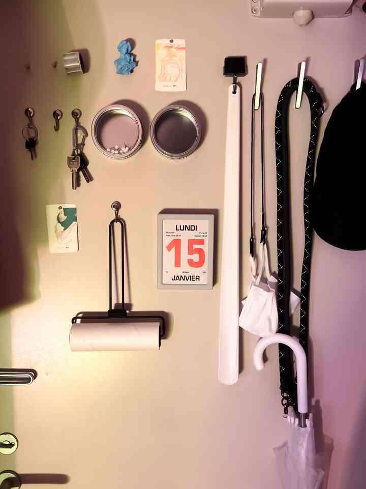 あんまり載せたことなかった玄関🚪
100均のマグネットフックを駆使して見せる収納🫰
日めくりカレンダーはマグネットテープで貼り付けてて覗き穴を塞ぐ役目も担ってもらってます👀

#一人暮らし #一人暮らし男子 #一人暮らし部屋 #一人暮らしインテリア #ひとり暮らし #ひとり暮らしインテリア #ワンルーム #ワンルームインテリア #ワンルーム一人暮らし #狭い部屋 #インテリアコーディネート #インテリア雑貨 #インテリア小物 #1K #1K6畳 #6畳 #ワークスペース #ikea #셀프인테리어그램 #셀프인테리어 #인테리어코디네이트 #인테리어소품 #작업공간 #interior #roomdesign #roomdecor #roomtour #workspace