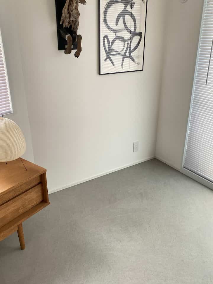 1番変わったお部屋。Beforeは2枚目。
床と色が違う窓枠と巾木をホワイトにして、同じくホワイトのブラインドでスッキリと。カーテンレールも外しました。
ブラインドはオーダーにすると割高だったので、既製サイズの端っこをハサミで切って使ってます。
床はサンゲツのフロアタイルカーサストーン。
色味はIS2095にしました。カッターで切れるので加工も簡単です！
これだけで部屋がガラリと変わって明るくなりました！

#フロアタイル #DIY #diyリフォーム 
#床タイル #モルタルタイル