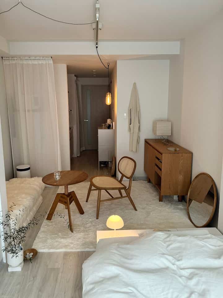 ベッドサイドランプにパンテラポータブルを持ってきたら
思いのほか良かった♡

元はAKARIを置いていたのだけど
寝ながらバンザイしたりするわたしは
いつか破っちゃうんじゃないかとヒヤヒヤしていたので
その心配から解放🤭

AKARIはキャビネットの上へ。
#ベッドサイド
#間接照明
#ポータブルランプ
