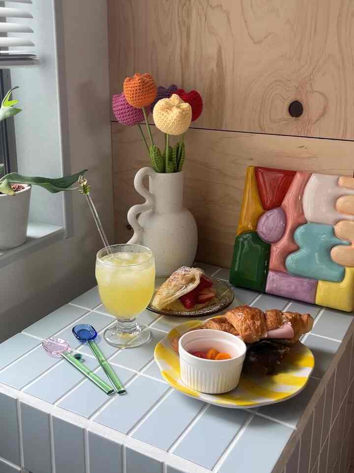 

窓辺でお家カフェ

子供たちとわいわい
ダイニングでやろうと思ったら
お腹へっちゃって
デザート作り終える前に
ご飯を食べさせることに🥹

結局1人で窓辺でいただきました🤣

子供達はイチゴに大喜びでした🍓♡

#お家カフェ #海外インテリア #カフェ風インテリア #韓国インテリア #ミッドセンチュリー #カラフルインテリア