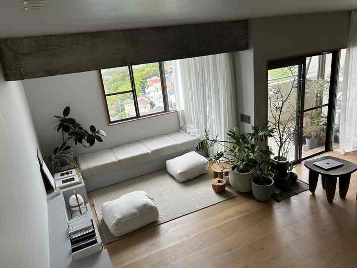 気候が良くなると植物たちにも光合成をしてあげたくなる◎心地よい窓際に集合させて🌿

#観葉植物
#窓際
#コージースペース
#造作ベンチ
#スツール　
#アフリカンスツール
