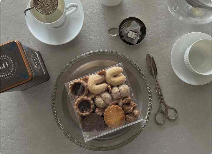 至福のおやつTime。
クッキーと紅茶があるだけで、本当しあわせ。
最近ハマっているミントティーは、harney&sonsのショコラミントを。
甘さをスッキリ引き締めてくれます。

#おやつTime
#teatime
#harney&sons
#chocolatmint tea
#ケーキサーバー
#アンティーク
#ストレーナー
#bellocq