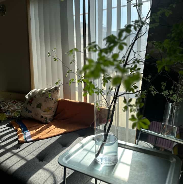 IKEAのTESAMMANSのブランケット
こんなド派手カラー大丈夫かなとドキドキしながら購入しました
かけてみたら可愛すぎて大正解〜！やったー！

#リビング
#IKEA
#TESAMMANS