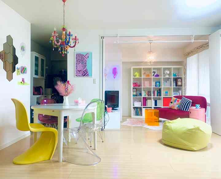 #カラフルなインテリア #シャンデリア #ビーズクッション #パントンチェアリプトダクト