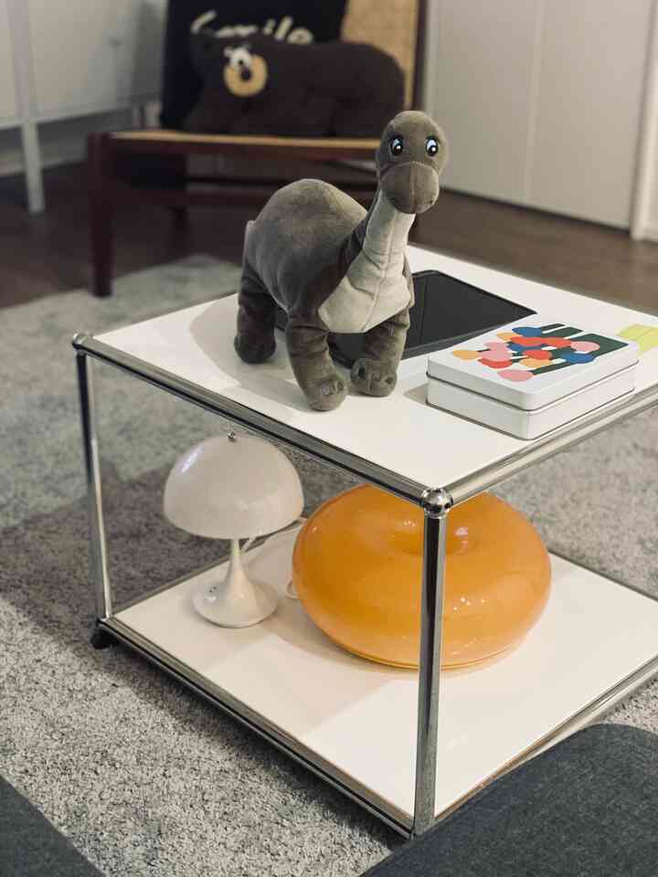 乱雑に適当にぽんぽん置いてたハラーのコーヒーテーブル。個性的なメンバーが揃ってて可愛い🫶

#USM #USMHaller #IKEA引き出し #IKEA照明 #パンテラ #ルイスポールセン 
