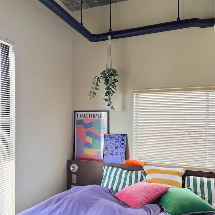 #ベッド #ベッド照明 #ベッドインテリア #ベッドカバー #ベッドルームスタイリング #寝室 #寝室小道具 #寝室小物 #寝室照明 #寝室スタイリング #寝室のインテリア #リノベーション #リノベ #一戸建て #一戸建てリノベ #クッション #クッションインテリア #クッションカバー #カラフル #カラフルなインテリア #カラフルインテリア #IKEA #人工観葉植物 #観葉植物 #グリーン 