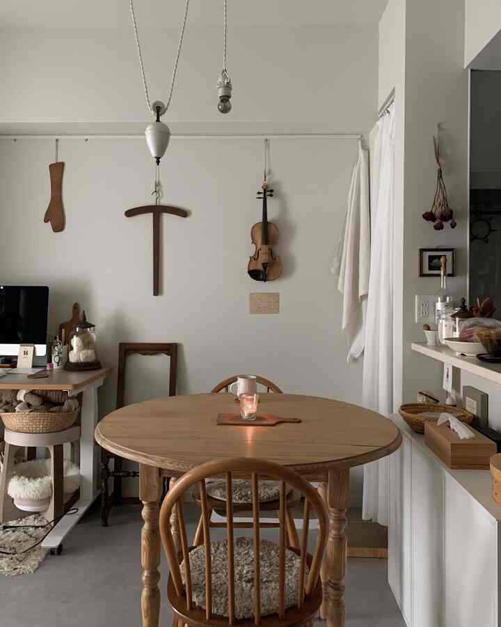 #賃貸インテリア #賃貸暮らし #二人暮らし #アンティーク #狭い部屋 #猫とインテリア #猫とアンティーク #1LDK #アンティークモダン#アンティークインテリア #マンション暮らし #cat #猫 #ダイニングテーブル #アーコールチェア