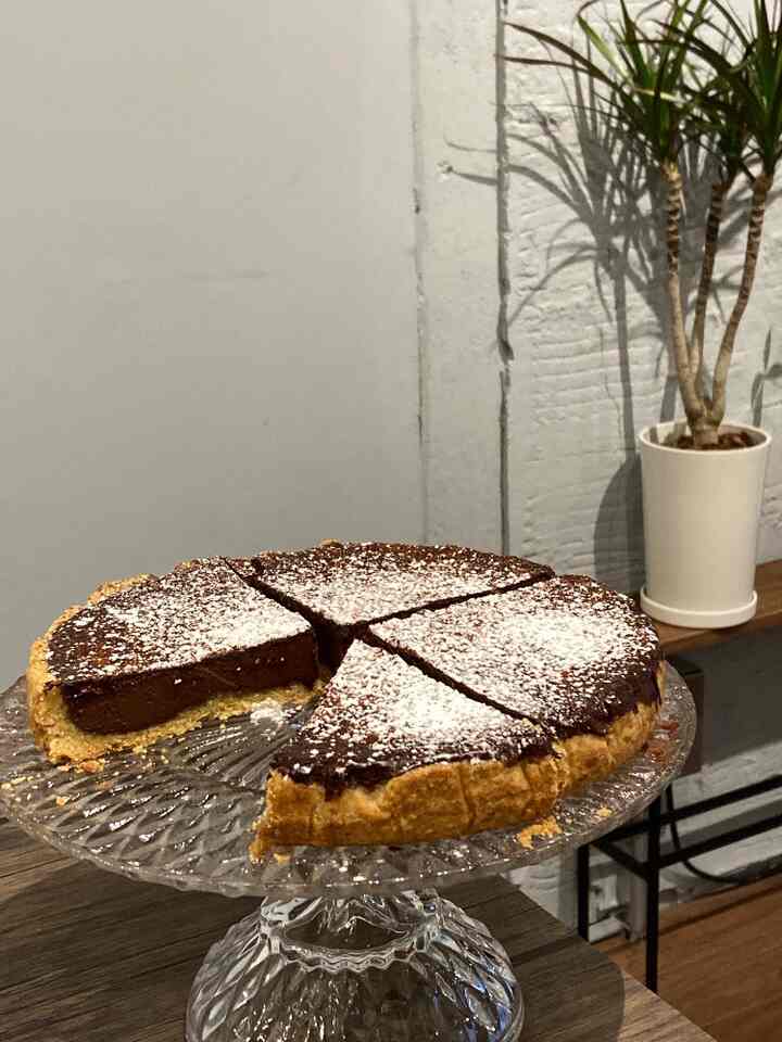 生チョコタルトもインテリアだと思います。

クッキー生地には全粒粉をブレンドして、豊かな香りと歯応えのある食感を実現しました。
卵は平飼い卵の茜の虜を贅沢に使用。
砂糖はもちろんオーガニックのものです。

最近、原料に拘ったケーキ作りにハマってます🍰
#リビング #チョコタルト