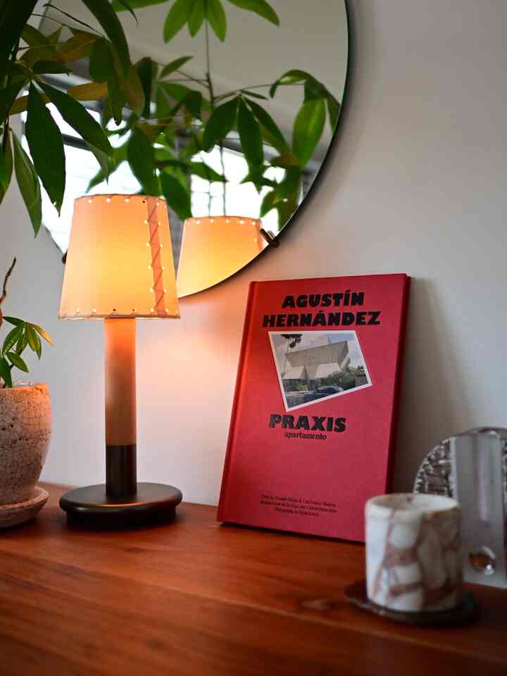 Get a new art book 💪
Quote below ↓
------------------------------------------
A collection of works by Mexican architect Agustín Hernández. This is the fourth in a series by the interior design magazine "apartamento" that focuses on beloved architects, the mansions they built, and the stories behind them.
------------------------------------------
I was attracted to this calm red cover. The back cover is also cute. I decorated it with a glass vase from East Germany (^^)
#Art book #サイドボード #洋書 #インテリアブック
