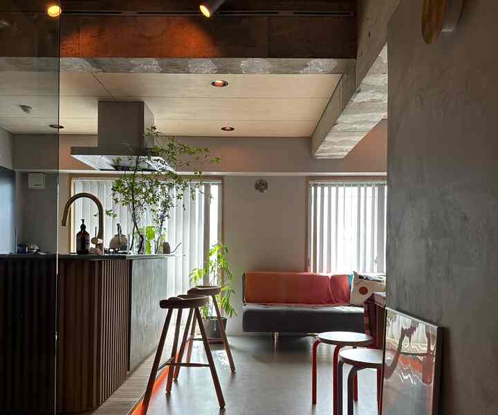 床についての質問をされることが多いのですが
床材はフレキシブルボードという壁の下地材です

手入れしやすくて掃除しやすくて
普通のフローリング感もないので気に入っています

#フレキシブルボード
#シューメーカー
#リビング