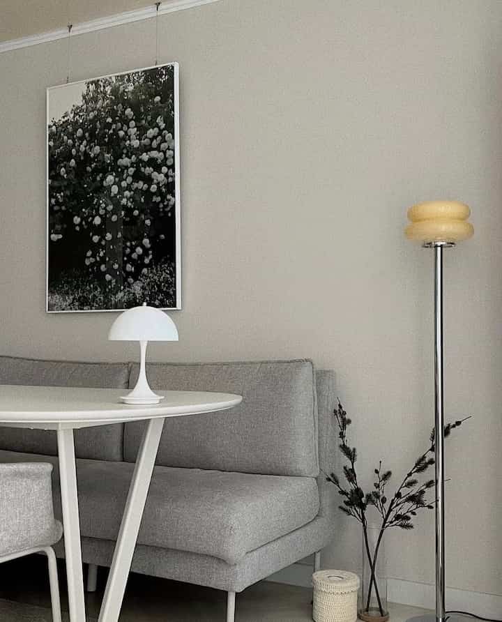 Dining space styled with a banquette. #BanquetteSeating #CozyDining #FunctionalDesign