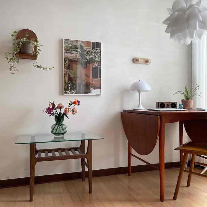 Perpaduan sempurna antara modern dan vintage. #ModernVintage #EclecticStyle #TimelessCharm