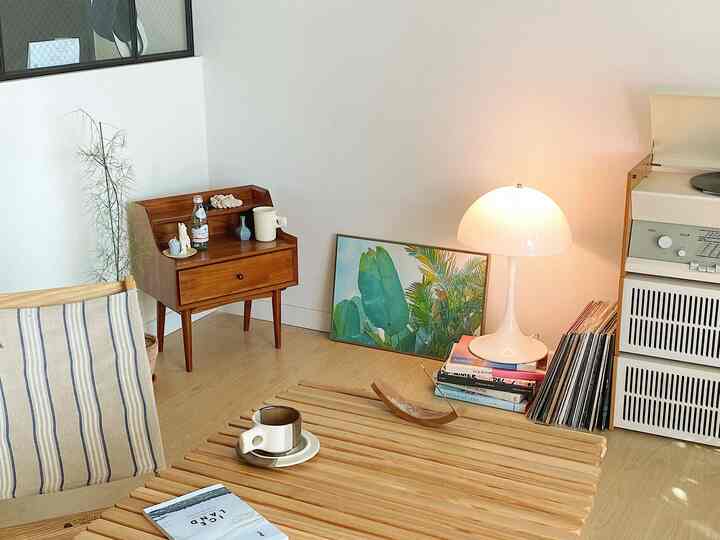 A minimalist yet vintage space. #MinimalVintage #VintageChic #SimpleElegance