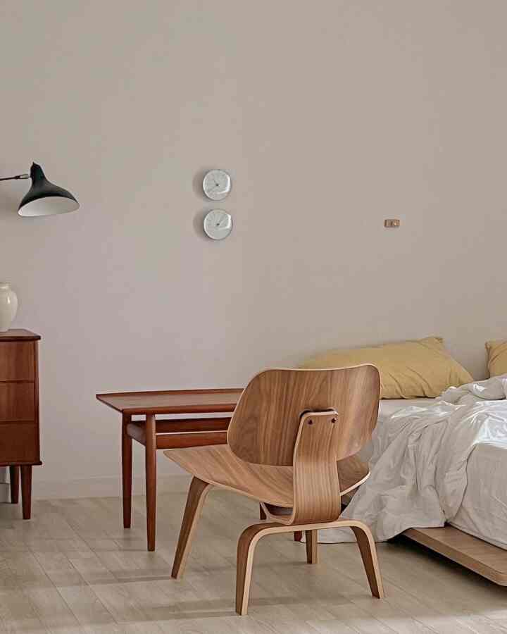Where minimalism meets Mid-Century charm. #MinimalistMeetsMidCentury #ContemporaryVintage #DesignFusion