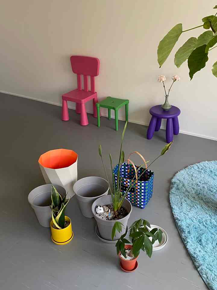 鉢が小さくなってきたこたちの植え替え！鉢やスコップとかのグッズはダイソーで買い揃えることが多いです◎

2枚目は先日蚤の市で買った花瓶〜まろやかなグリーンと上品なマーブル模様がかわいい🌿

#植え替え #植物のある生活 #カラフルなインテリア 