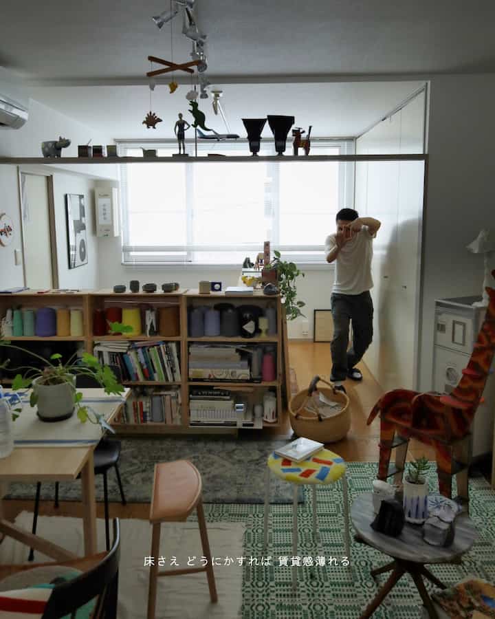 木目調と自然な色調が調和した6畳のリビング、書棚とスツールが配置された落ち着いた雰囲気のインテリア