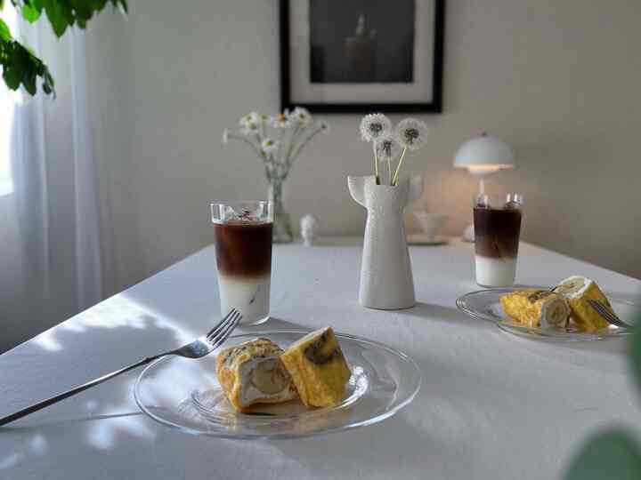 たんぽぽの綿毛。
その辺に生えてる綿毛をむしり取っては家に飾る。
むしり取ってる間に通りすがりの人々に変質者扱いされないか心配なので、犬の散歩のフリしながらコソコソとね。

綿毛かわええ。

#花 #花のある暮らし #コーヒー #コーヒータイム #コーヒーのある暮らし #おやつ #3時のおやつ #カフェ #カフェ雰囲気 #カフェ風インテリア #おうちカフェ #ティータイム #食器 #器好き #器 #器のある暮らし #作家もの #作家ものの器 #バナナ #花を飾る #花瓶インテリア #花のインテリア #フラワーベース