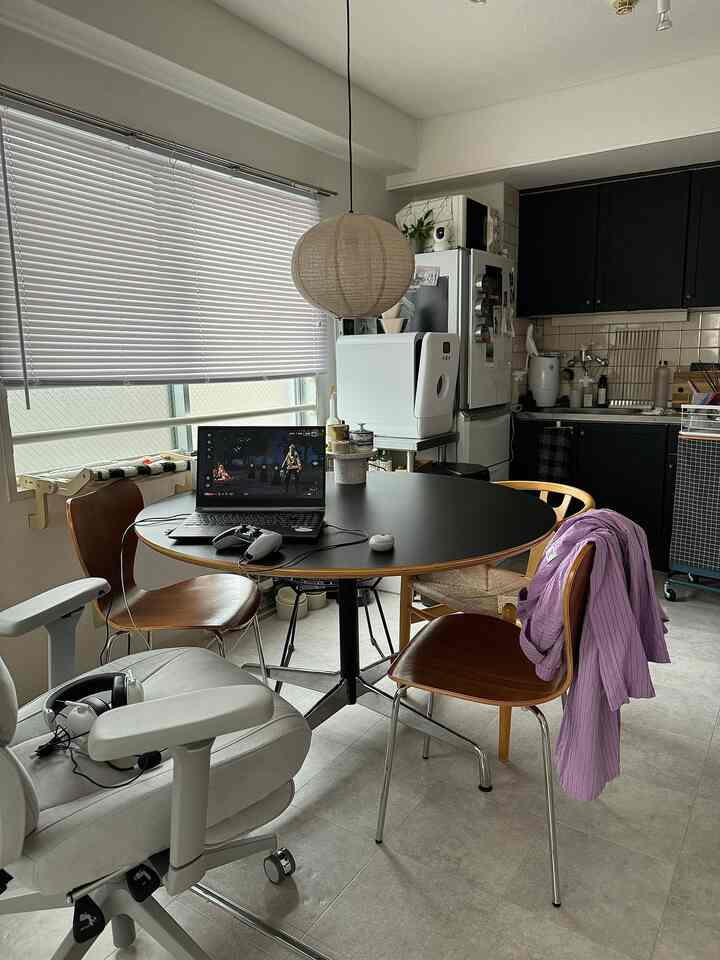 Black and wood-toned 1LDK dining room featuring simple mid-century modern furniture with a cozy atmosphere