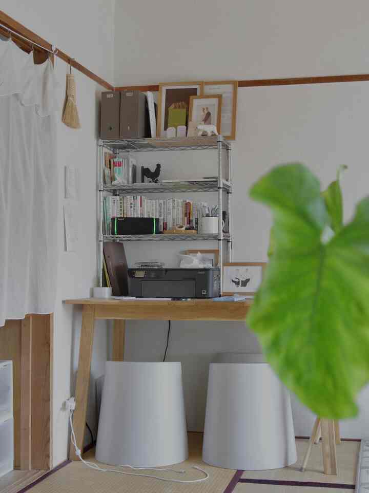 白と茶色のトーンの6畳の和モダンなワークスペース、スチールラックと無印良品スツールが配置された自然な雰囲気のインテリア