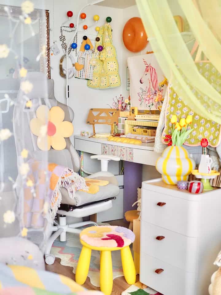 黄色とカラフルなアクセントがある居心地の良いホームオフィス空間、机、スツール、オフィスチェアが配置された明るく活気のあるインテリア