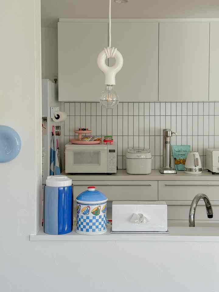 キッチンのベースはホワイトなので、なんとか可愛くするためにアレコレ模索中🤔
Vitraのロータリートレー置いたら大変便利で良い💯
#カラフルインテリア #colorful #カラフル #キッチン #電子レンジ棚 