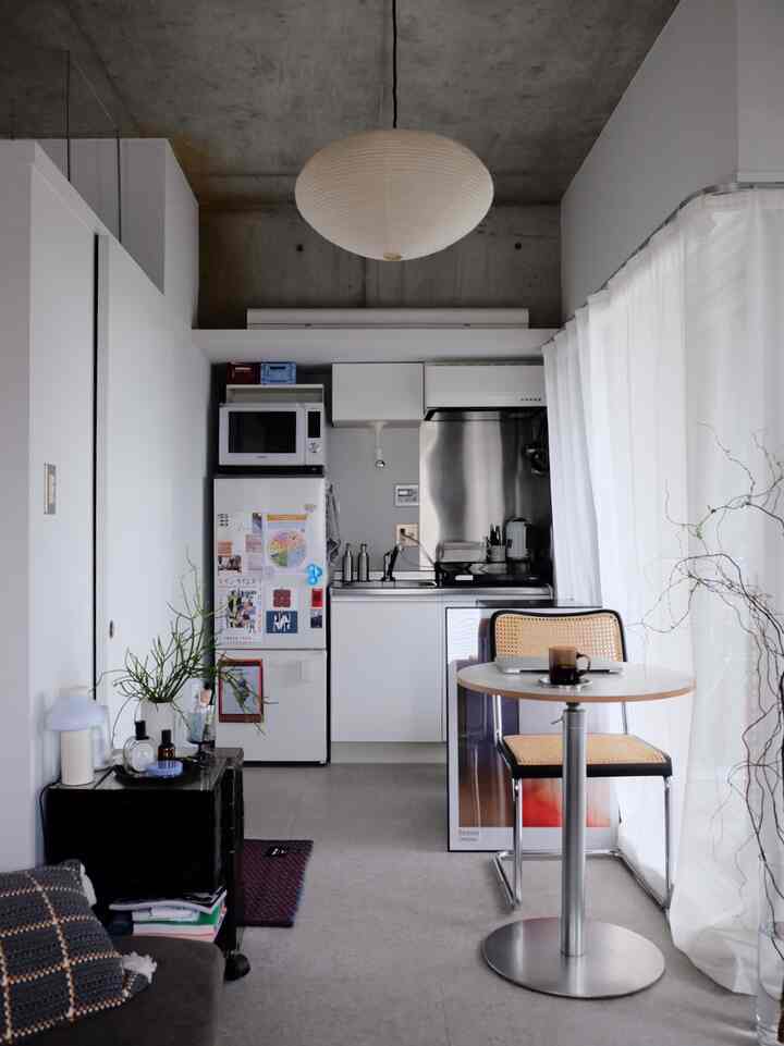 白とナチュラルカラーのワンルームキッチン兼ダイニング、シンプルでモダンな雰囲気のインテリア