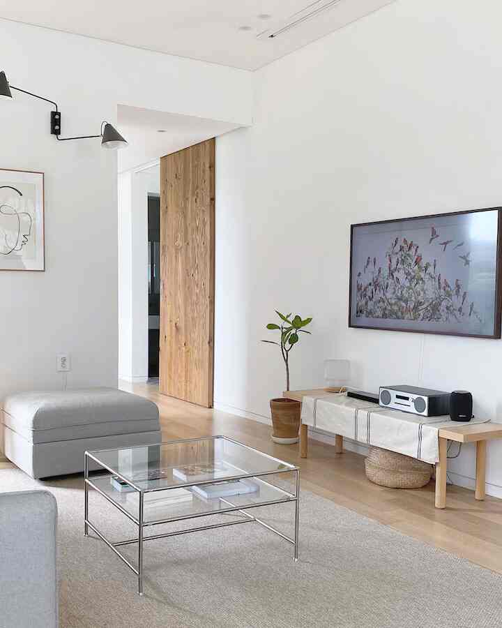 Balancing the space with wooden tone items. #WoodenAccents #NaturalTouches #EarthyDecor