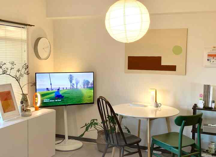 少し前になりますが、リビングの一面にオリジナルアートを飾り付けました🎨‎🤍
キャンバスはflyingtigerで購入した60cm×90cmのビックサイズ…！
存在感がありつつ空間に馴染むようデザインしました✨️

絵の具や画材を合わせても3000円程で完成して愛着の湧く空間ができとてもうれしいです☺️‎💗

#オリジナルアート #キャンバスアート #DIY