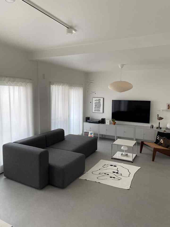 フロアタイルを敷き詰めDIY。2枚目がBeforeです。
サンゲツのカーサストーン（IS-1060）にしました。
グレー一色になると部屋が広く明るく感じる〜！もともとのインテリアとも馴染んで良い感じ✨

#フロアタイル #床 #床タイル #diy