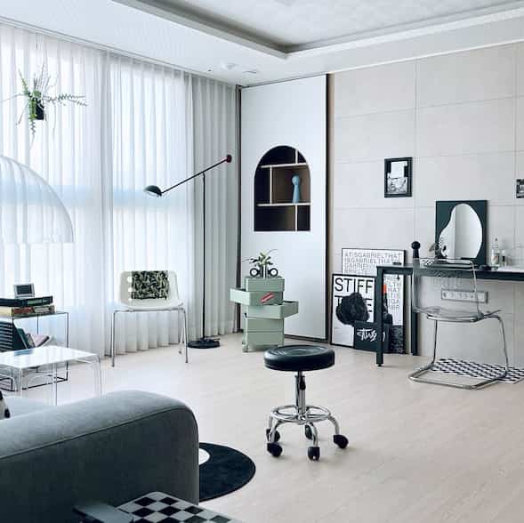 Transparent furniture tidies up the space. #ClearAccents #OrganizedSpace #SleekDesign