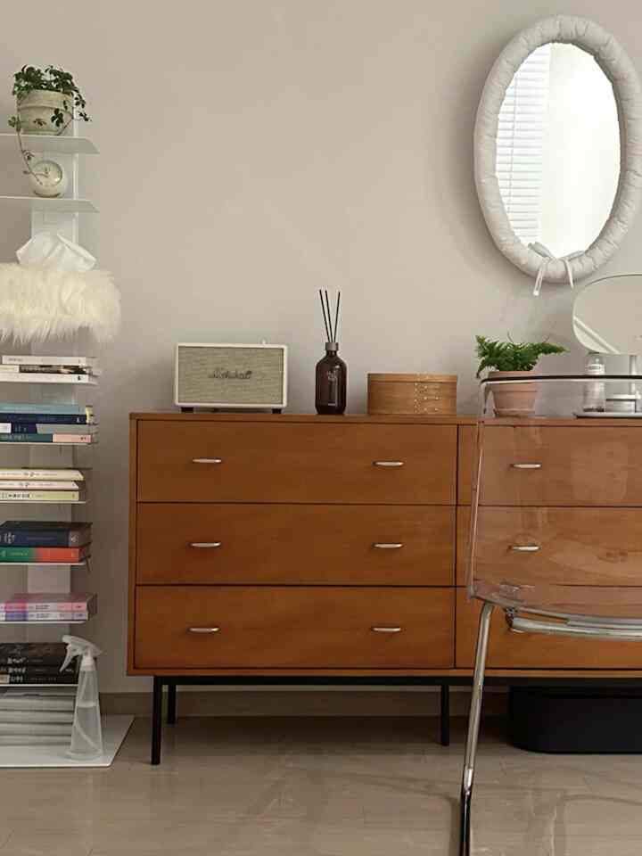 Refreshing the space with a puff-like mirror paired with a luxurious dresser. #LuxuryDecor #MirrorMagic #ElegantStyle