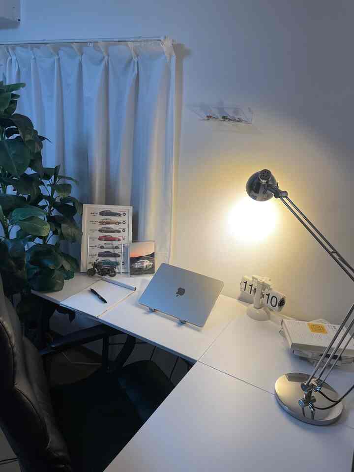 L字の作業デスク
清潔感のある白基調で落ち着ける空間に好きな車やバイクや飛行機のアイテムを置いてみました🏎️
(ニトリのL字デスクをリメイクシートで白に)
#作業デスク #ワークランプ #フリップ時計